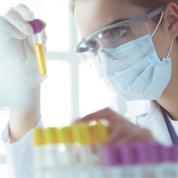 доктор смотрит на пробирки